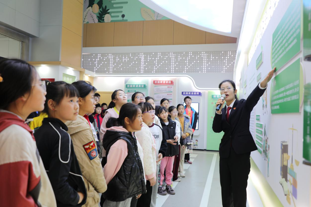 以法润心 护航青春 — 基金会助力青少年普法活动