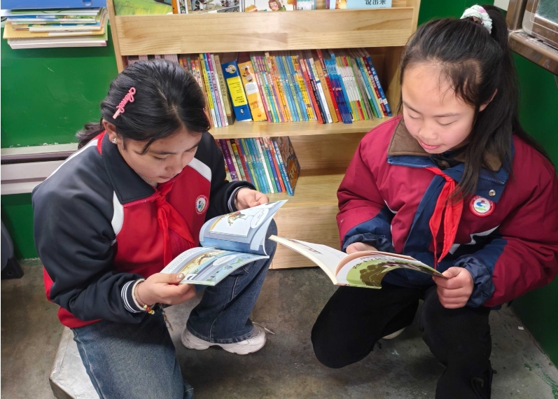 迪尔美助力原底中心小学图书角建设