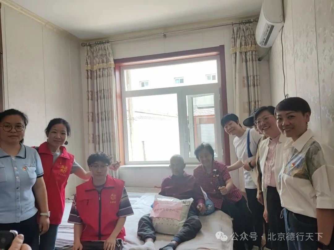 走进英雄母亲之家 ——“情系银发助老行动”慰问英雄母亲家
