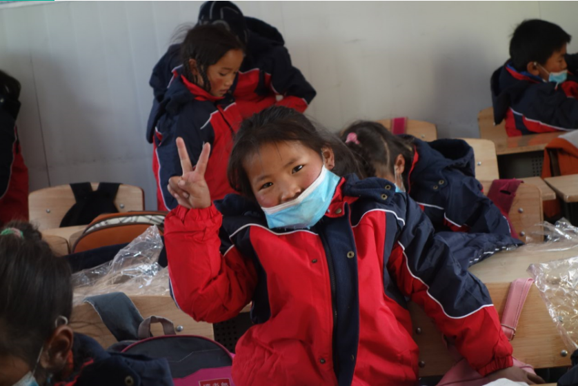 为德格县错阿小学全体学生更换棉服