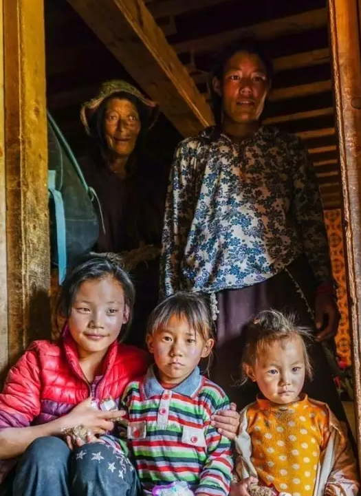 志愿者对德格县困境地区进行走访
