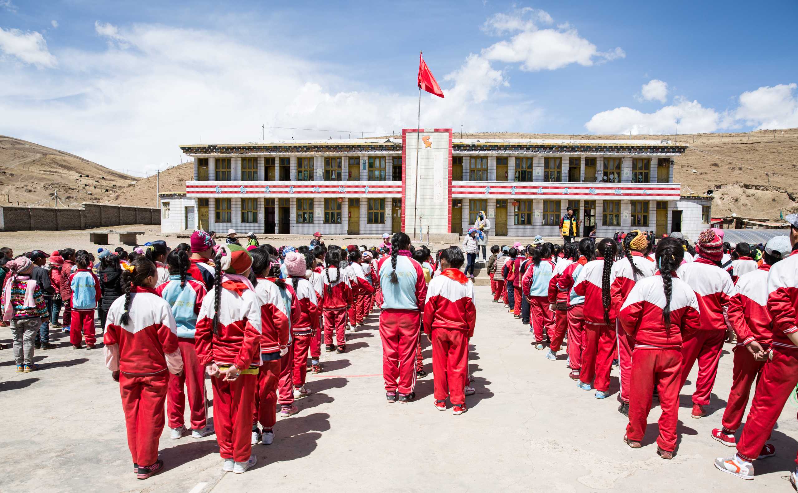 雪域暖衣 守护讲台微光 ——为川西藏区老师募集羽绒服,让爱温暖讲台