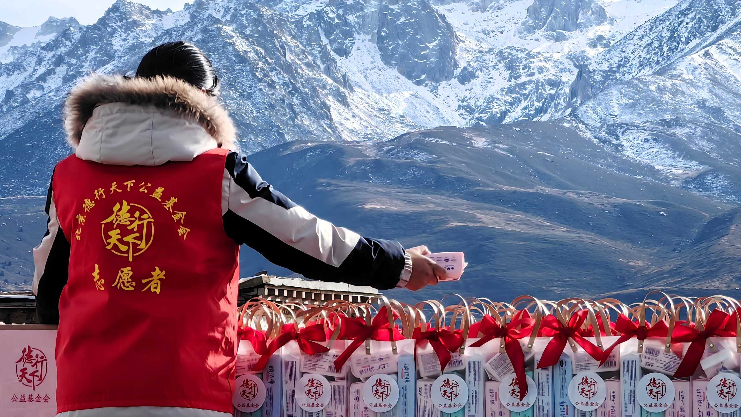 以爱为灯,护蕾同行——致敬每一位守护女童成长的您