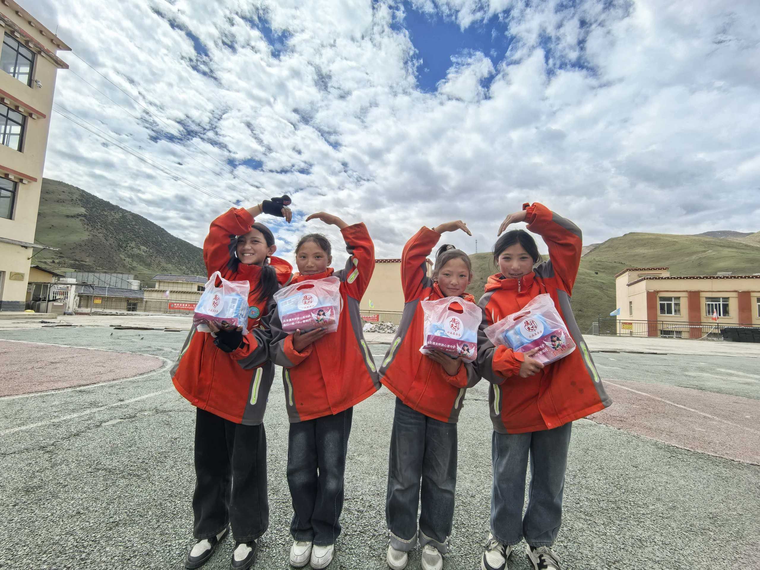 山间花季,不必局促|2026护蕾计划,为258名山区女孩撑起体面成长