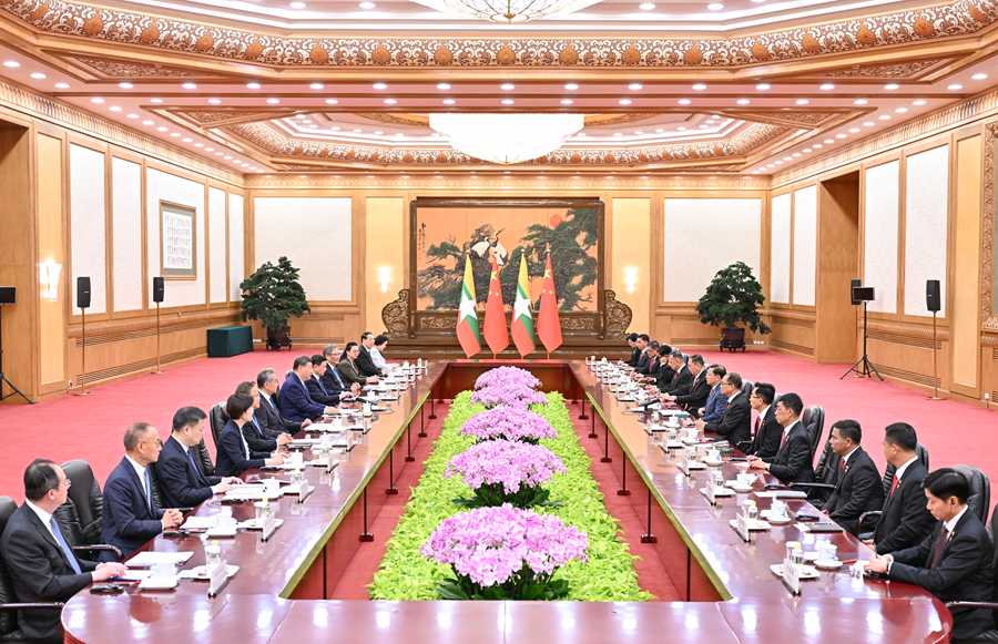 6月16日上午,国家主席习近平在北京人民大会堂同来华进行国事访问的缅甸总统敏昂莱举行会谈。