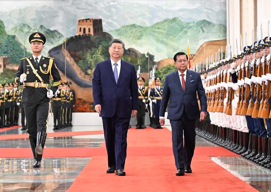 6月16日上午,国家主席习近平在北京人民大会堂同来华进行国事访问的缅甸总统敏昂莱举行会谈。这是会谈前,习近平在人民大会堂北大厅为敏昂莱举行欢迎仪式。