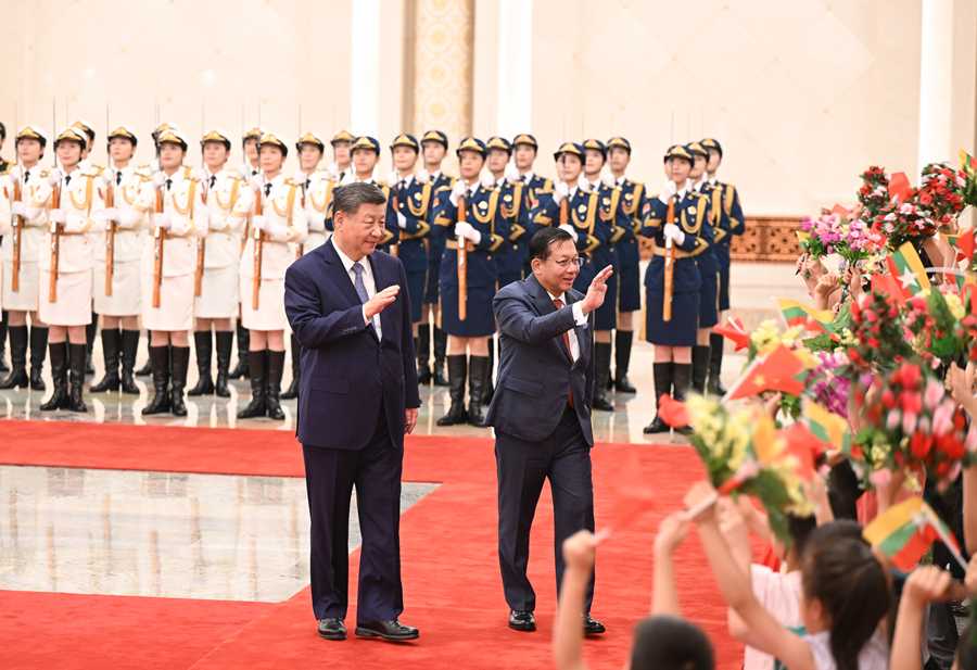 6月16日上午,国家主席习近平在北京人民大会堂同来华进行国事访问的缅甸总统敏昂莱举行会谈。这是会谈前,习近平在人民大会堂北大厅为敏昂莱举行欢迎仪式。
