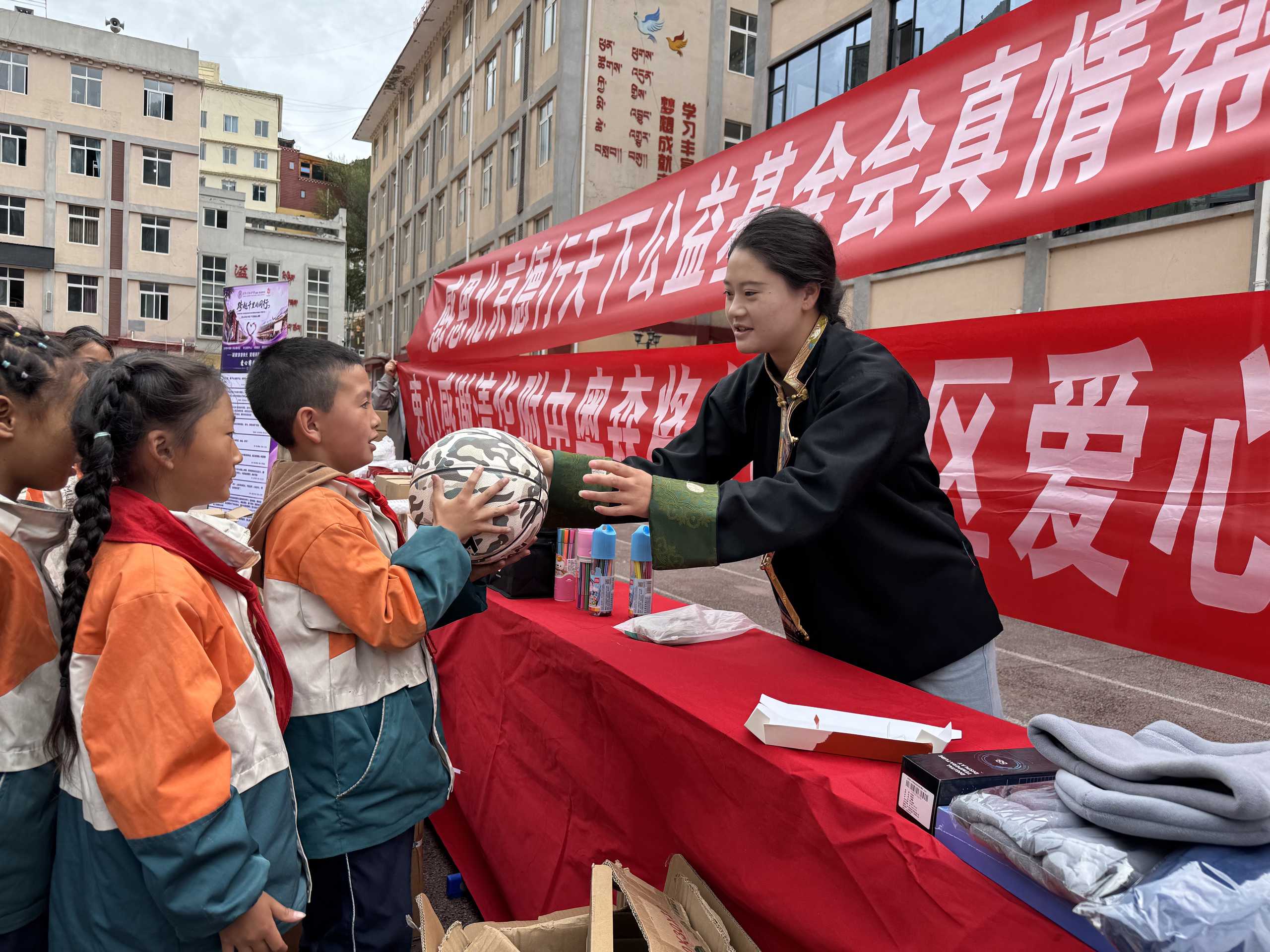 爱心传千里,暖护少年!跨越山海的开学善意,抵达甘孜德格
